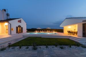 eine Villa mit Swimmingpool bei Nacht in der Unterkunft Villa Bosa in Poreč