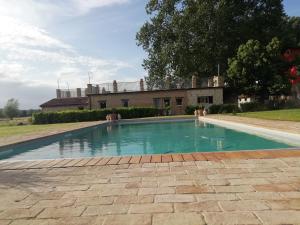 Bazén v ubytování Agriturismo Tenuta Filippi nebo v jeho okolí