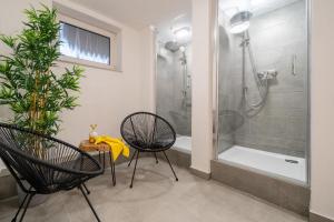 a bathroom with two chairs and a shower at CNS-b-4-21 - 2-Raum Appartement BalkonGarten in Cappel-Neufeld