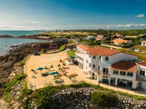 una vista aérea de una casa y del océano en La Villa Saint Jean, en Les Sables-dʼOlonne