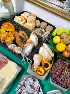 una mesa con muchos tipos diferentes de pan y repostería en Alojamento Thermal Romano, en São Pedro do Sul