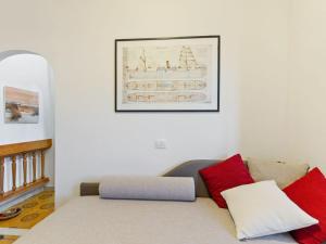 sala de estar con sofá y una foto en la pared en Pleasant Apartment with Courtyard, en Saludecio