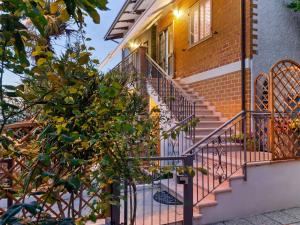 una rampa di scale che porta a una casa di Pleasant Apartment with Courtyard a Saludecio
