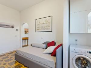 1 dormitorio con 1 cama y lavadora en Pleasant Apartment with Courtyard, en Saludecio