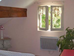 1 dormitorio con 2 ventanas y ventilador en Gîte Lubine, 3 pièces, 4 personnes - FR-1-589-192, en Lubine