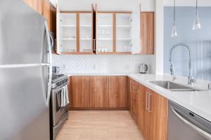 A kitchen or kitchenette at Little Italy 1br w gym bbq pool nr light rail SAN-5