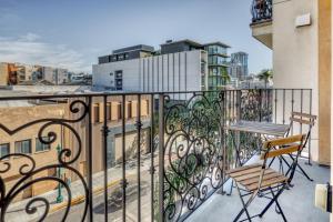 En balkong eller terrasse på Little Italy 1br w gym bbq pool nr light rail SAN-5