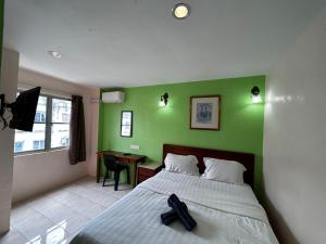 Llit o llits en una habitació de Hotel Harbour Stay