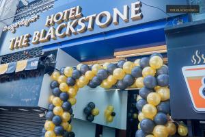 um monte de balões em frente a um hotel a Blackstone em Hotel The Black Stone em Bangalore