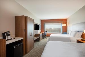 Cette chambre comprend deux lits et une télévision. dans l'établissement Holiday Inn Express & Suites - Beloit, an IHG Hotel, à Beloit