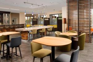 The lounge or bar area at Courtyard by Marriott Nashville SE/Murfreesboro