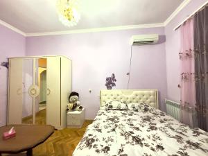 1 dormitorio con 1 cama y 1 mesa en Karson Guest House and Tours, en Ereván