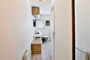 un pequeño pasillo con una mesa y una silla en IMMODREAMS - Le Vivace, en Avoriaz 9 fotos más