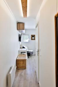 Habitación con pasillo con mesa y sofá en IMMODREAMS - Le Vivace, en Avoriaz