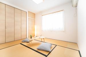 een kamer met een tafel en een raam bij Awaji Riverside Terrace in Shizuki 780 in Shizuki