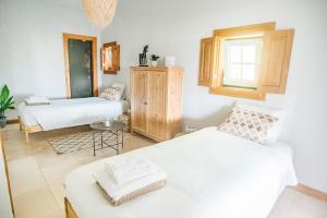 uma sala de estar com duas camas e uma mesa em Dreamsea Surf Guest House em Sintra