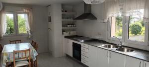 A kitchen or kitchenette at Area Pequena Még 30 kép