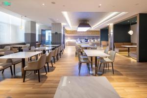 a restaurant with tables and chairs in a cafeteria at Atour Hotel Suqian Industrial Park Wuyue Plaza in Suqian