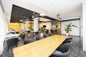 a conference room with a wooden table and chairs at Atour X Hotel Shanghai Hongqiao National Exhibition Qibao Old Street in Shanghai