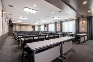 une salle de conférence vide avec des tables et des chaises dans l'établissement Atour Hotel Lanzhou Railway Bureau, à Lanzhou