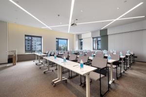 una stanza con file di tavoli e sedie di Atour Hotel Dali Erhai Park a Dali