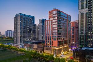 崑山市にあるAtour Hotel Kunshan Chengdong Development Zoneの高層ビルが立ち並ぶ街の景色