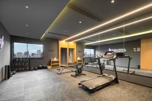 una sala fitness con palestra dotata di attrezzature di Atour X Hotel Hangzhou Wenyi Road a Hangzhou