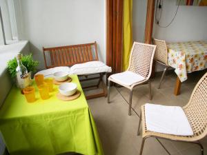 a room with a green table and chairs and a table and chairs at Appartamento Zipser II in Grado