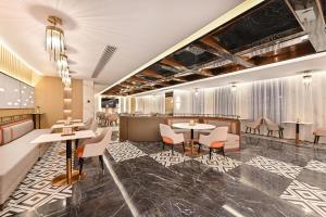 a rendering of a restaurant with tables and chairs at Atour Hotel Fuzhou Diamond Plaza in Fuzhou