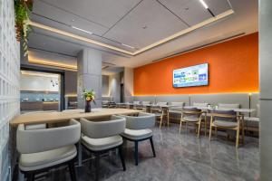 Televisyen dan/atau pusat hiburan di Atour Hotel Linqing City Center Liaocheng