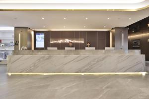 长春长春火车站亚朵X酒店的大堂设有大型大理石前台,位于大楼内