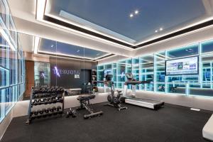 Un gimnasio con equipos cardiovasculares en un edificio. en Atour Hotel Tonglu City Center Hangzhou, en Xiaoba