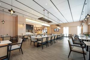 una grande sala da pranzo con tavoli e sedie di Atour Hotel Dali Erhai Park a Dali