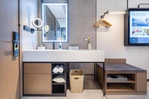une salle de bain avec un lavabo et une télévision dans l'établissement Atour Hotel Suqian West Lake Road Golden Eagle Plaza, à Suqian 16 autres photos