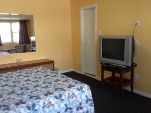 TV a/nebo společenská místnost v ubytování Motel Saint-Jacques
