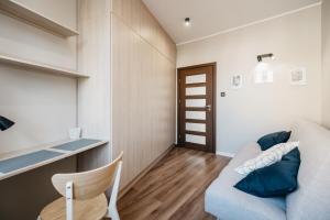 uma sala de estar com um sofá e uma mesa em Nocosfera Apartament Bankowy em Kalisz
