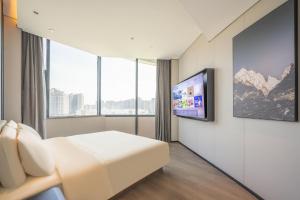 Μια τηλεόραση ή/και κέντρο ψυχαγωγίας στο Atour Hotel Nanchang Chaoyang Jiuzhou Tianhong