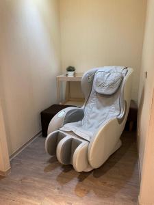 a white bed in a room with a table at Yomi Hotel - ShuangLian MRT in Taipei