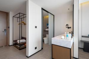 un bagno con lavandino e WC di Atour Hotel Dali Erhai Park a Dali Altre 27 foto