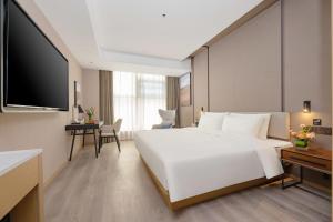 Uma cama ou camas num quarto em Atour X Hotel Xi'an Northwestern Polytechnical University Subway Station