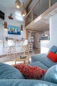 uma sala de estar com um sofá azul e uma mesa em Libera1 em Stara Baška