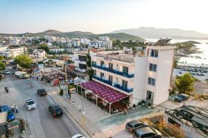 uma vista aérea de uma cidade com um edifício em Hotel Afa em Ksamil