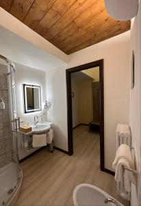 een badkamer met een wastafel en een spiegel bij Agriturismo Akasha in Branca