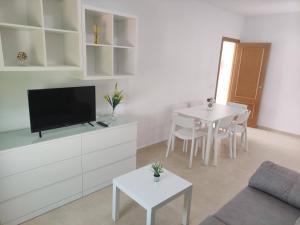 Televízia a/alebo spoločenská miestnosť v ubytovaní Apartamentos Montedunas