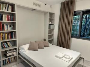 ein Schlafzimmer mit einem Bett und einem Bücherregal in der Unterkunft BMGA l Amazing Villa Along the Vatican Walls in Rom