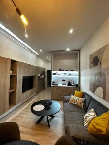 - un salon avec un canapé et une table dans l'établissement Sara Apartment, à Strumica