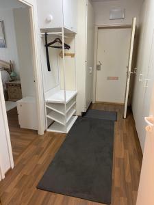 um quarto com um armário e um tapete preto em Apartment in Kotka em Kotka