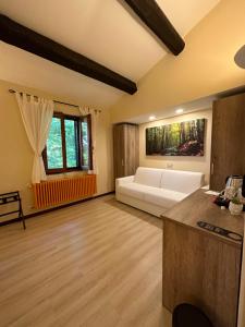古比奥Agriturismo Akasha的带白色沙发和窗户的客厅