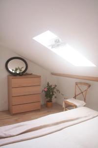um quarto com uma cama, um espelho e uma cómoda em Maison calme - Frontière Montagne et Plage em Urrugne