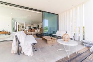 a living room with a couch and a table at Villa Arrabida in Quinta do Conde